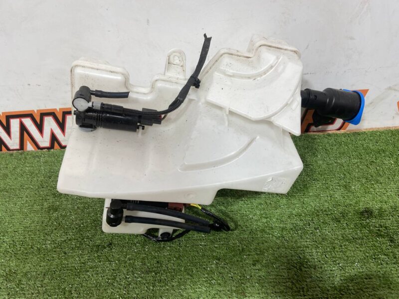T4K11257 Windscreen washer reservoir Jaguar I-Pace X590 (2018-) Used cost 100 € in stock 1 pcs.