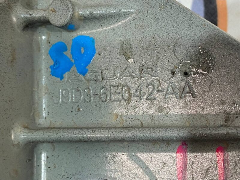 T4K1489 Bracket metal butt lion JAGUAR I-PACE Used cost 10 € in stock 2 pcs.