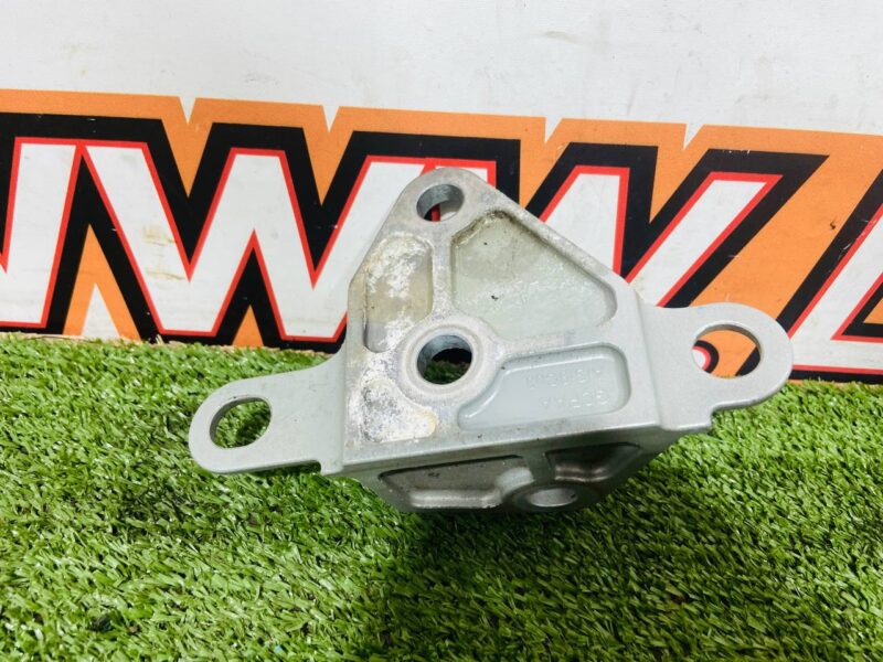 T4K1489 Bracket metal butt lion JAGUAR I-PACE Used cost 10 € in stock 2 pcs.