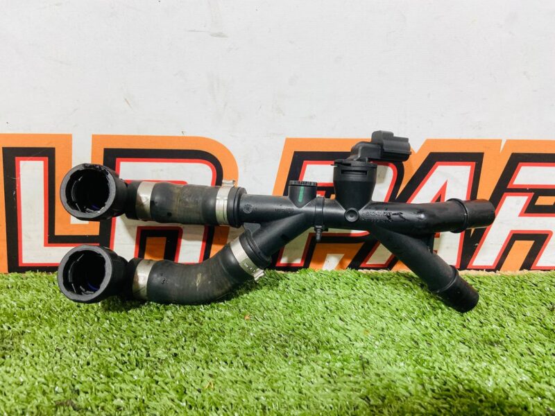 T4K8618 Cooling system hose Jaguar I-Pace X590 (2018-) Used cost 55 € in stock 2 pcs.