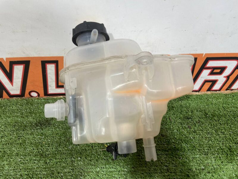 T4K9123 Expansion tank left Jaguar I-Pace X590 (2018-) Used cost 85 € in stock 2 pcs.