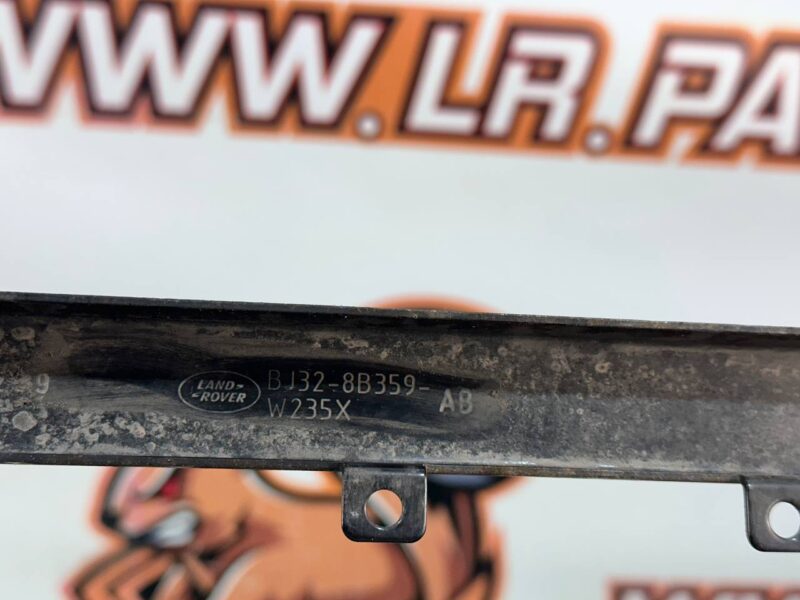 LR044300 Upper Radiator Mounting Support Land Rover Discovery Sport L550 (2015-) Used cost 20 € in stock 3 pcs.