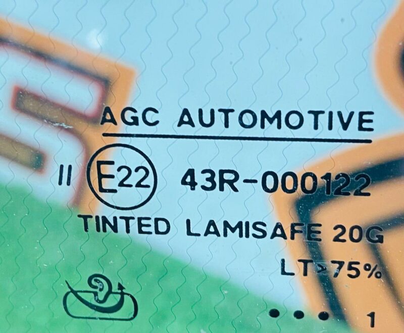 LR048389 Heated windshield Range Rover L405 (2013-2021) Used cost 300 € in stock 1 pcs.