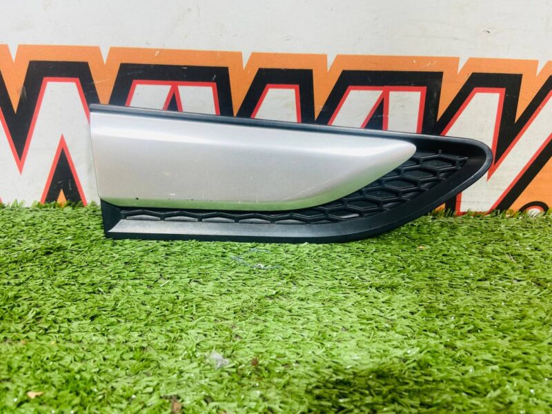 LR058536 Front right fender grille Land Rover Discovery Sport L550 (2015-) Used cost 55 € in stock 1 pcs.