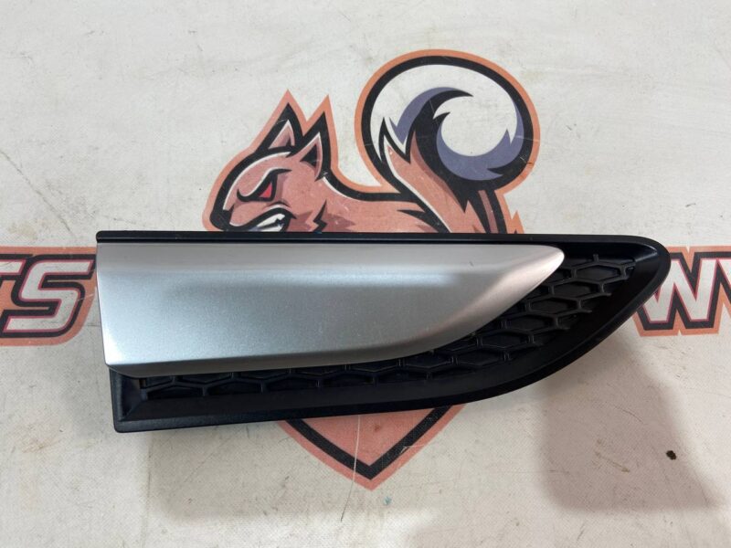 LR058536 Front right fender grille Land Rover Discovery Sport L550 (2015-) Used cost 55 € in stock 1 pcs.