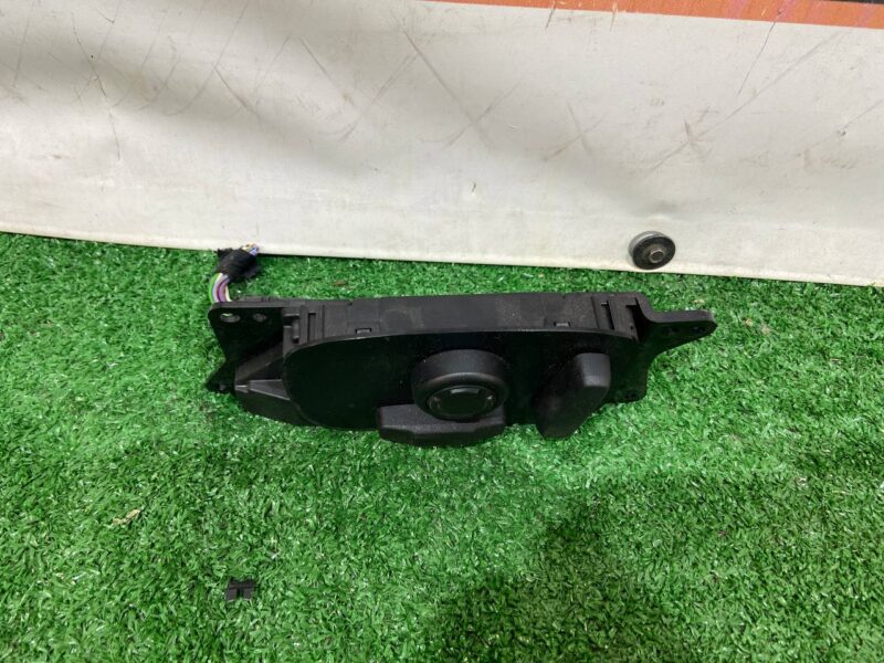 LR077207 Electric seat adjustment switch left Land Rover Discovery Sport L550 (2015-) Used cost 80 € in stock 1 pcs.