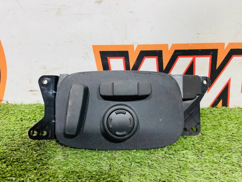 LR077207 Electric seat adjustment switch left Land Rover Discovery Sport L550 (2015-) Used cost 80 € in stock 1 pcs.
