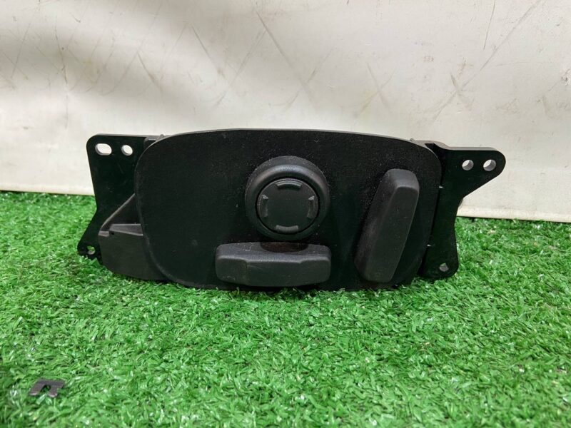 LR077207 Electric seat adjustment switch left Land Rover Discovery Sport L550 (2015-) Used cost 80 € in stock 1 pcs.