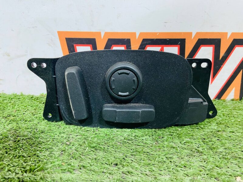 LR077211 Electric seat adjustment switch right Land Rover Discovery Sport L550 (2015-) USED cost 70 € in stock 1 pcs.