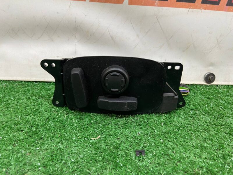 LR077211 Electric seat adjustment switch right Land Rover Discovery Sport L550 (2015-) USED cost 70 € in stock 1 pcs.
