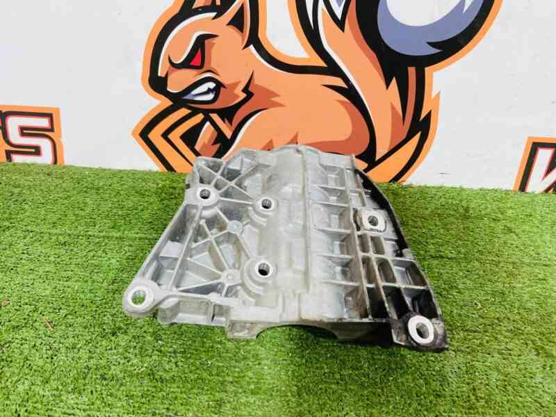 LR105296 Bracket for right drive shaft 2.0ie ingenium Land Rover Discovery Sport L550 (2015-) USED cost 80 € in stock 1 pcs.