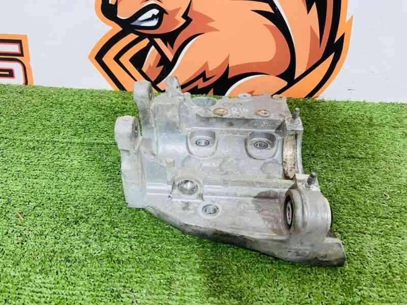 LR105296 Bracket for right drive shaft 2.0ie ingenium Land Rover Discovery Sport L550 (2015-) USED cost 80 € in stock 1 pcs.