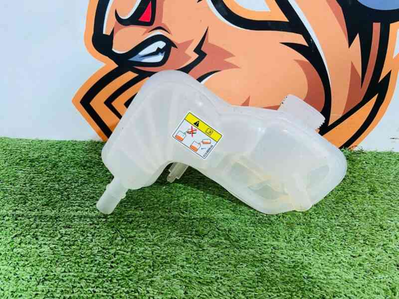 T4K9049 Expansion tank Jaguar I-Pace (2018-) Used cost 60 € in stock 5 pcs.