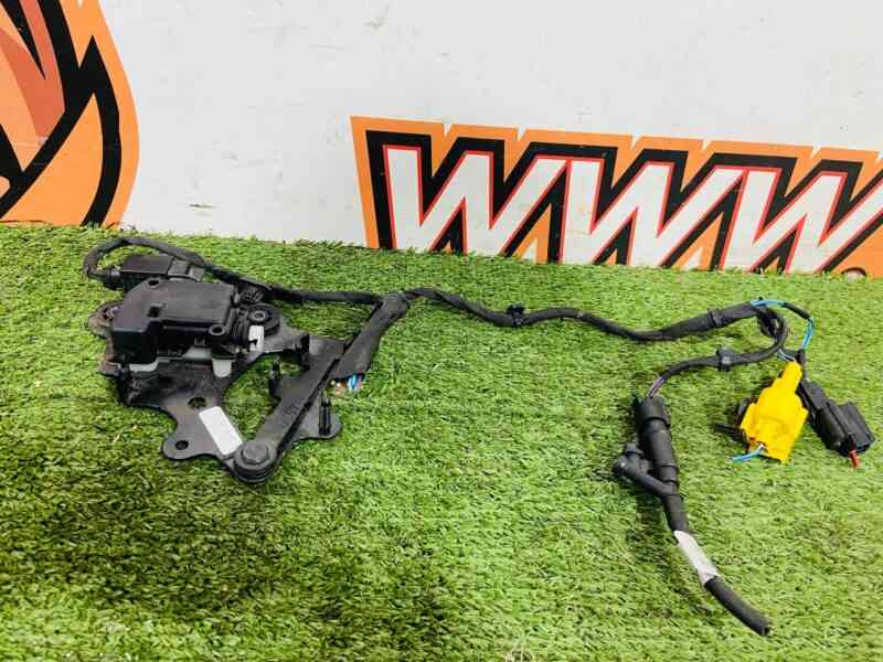 T4K9982 Hood actuator Jaguar I-Pace X590 (2018-) Used cost 30 € in stock 4 pcs.