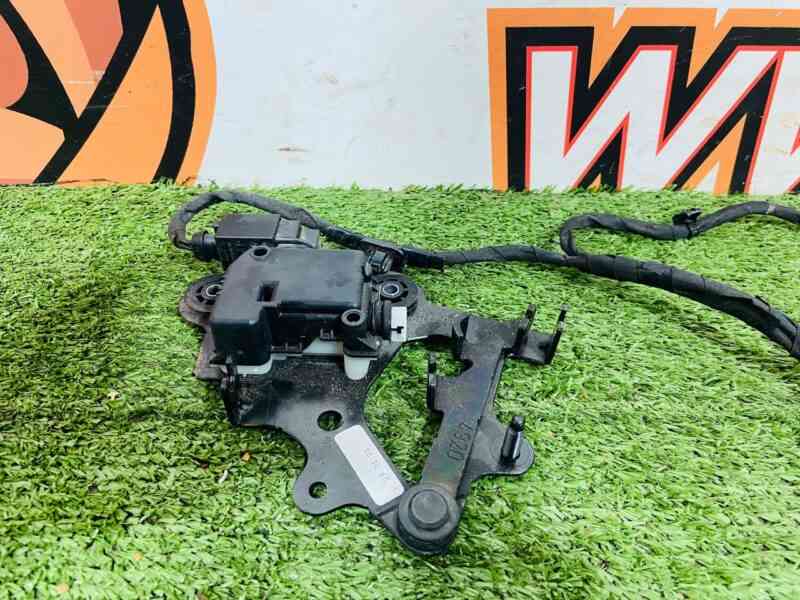 T4K9982 Hood actuator Jaguar I-Pace X590 (2018-) Used cost 30 € in stock 4 pcs.