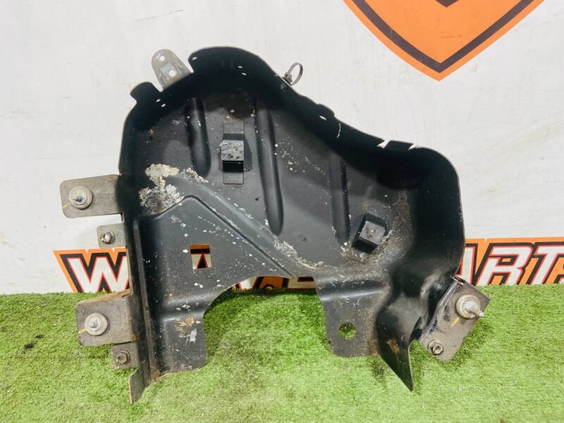 FPLA5J236AB Adblue Urea Tank Guard Land Rover Discovery 5 L462 (2017-) Used cost  € in stock 3 pcs.