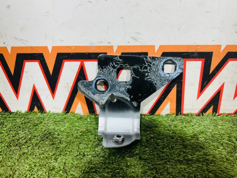 J9C22848 Left wing bracket Jaguar E-Pace X540 (2017-) Used cost  € in stock 1 pcs.