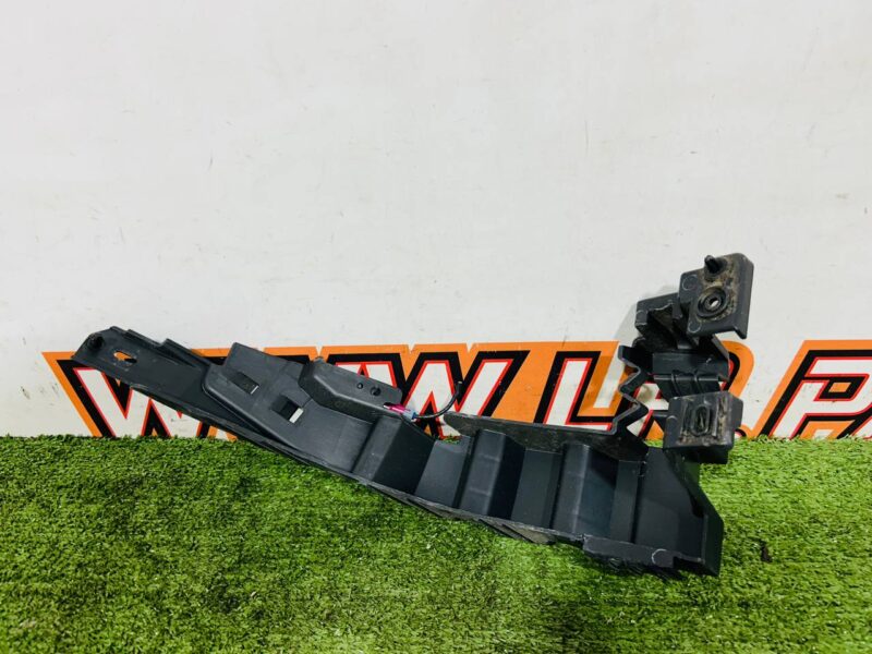 J9C24825 Rear bumper mounting bracket left Jaguar E-Pace X540 (2017-) Used cost 25 € in stock 1 pcs.