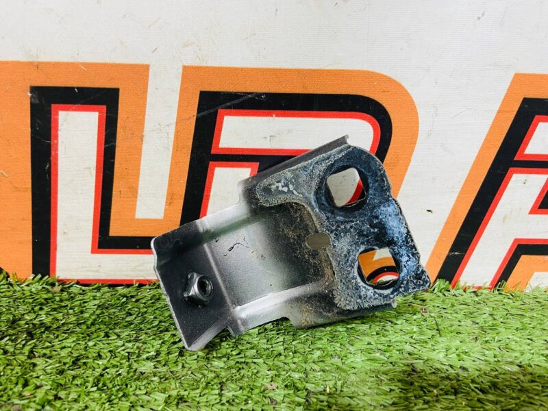 J9C2948 Jaguar E-Pace X540 (2017-) Right Wing Bracket Used cost  € in stock 1 pcs.
