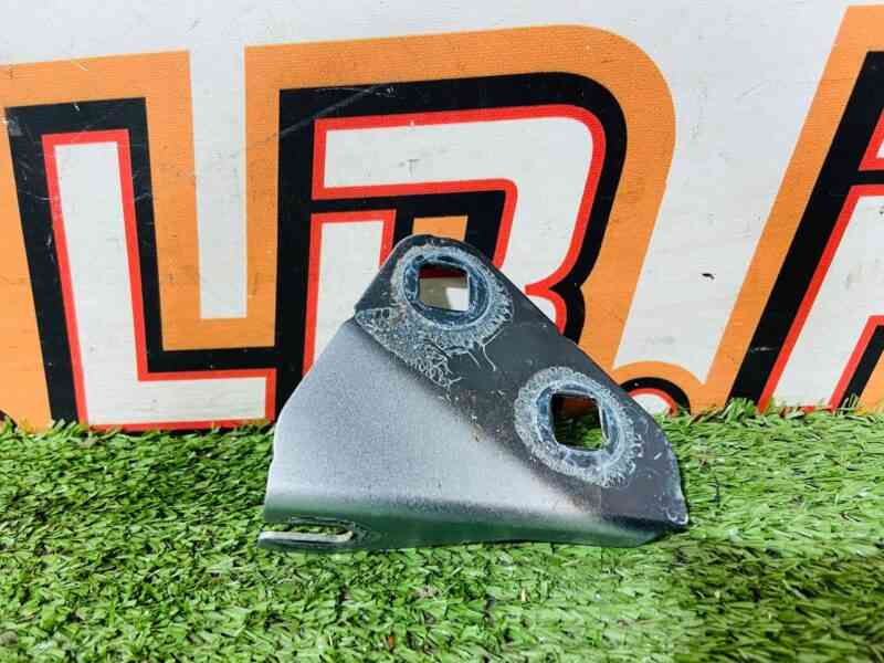 J9C2954 Jaguar E-Pace X540 (2017-) Right Wing Bracket Used cost  € in stock 1 pcs.
