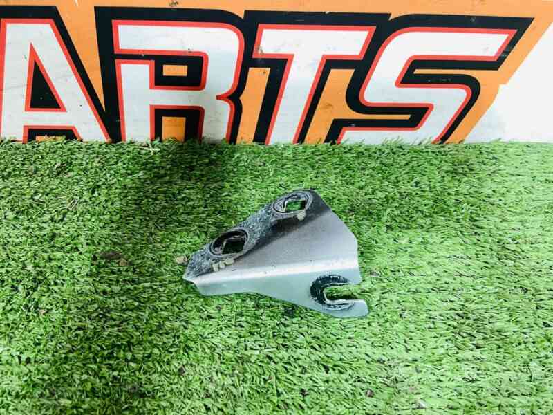 J9C2955 Left rear wing bracket Jaguar E-Pace X540 (2017-) Used cost  € in stock 1 pcs.