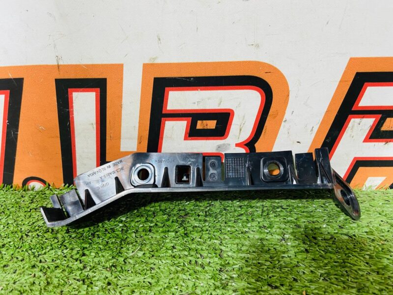 J9C4961 Front bumper mounting bracket right Jaguar E-Pace X540 (2017-) Used cost 12 € in stock 1 pcs.