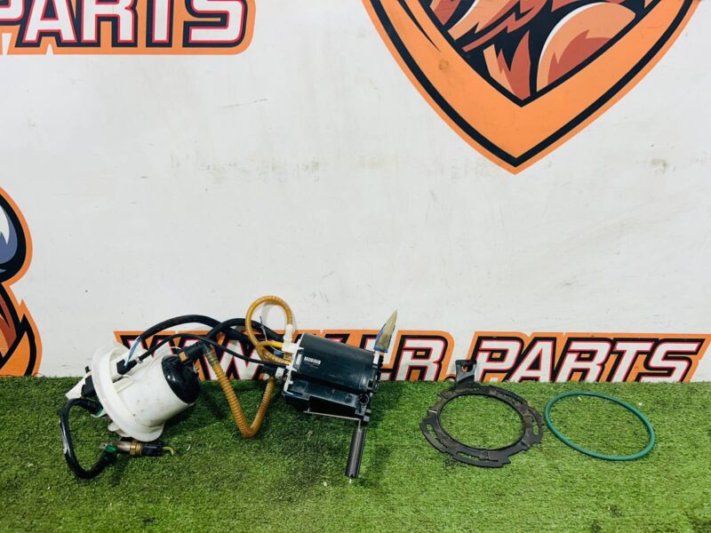LR048891 Fuel pump Range Rover L405 (2013-2021) Used cost  € in stock 3 pcs.