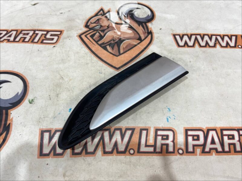 LR058535 Wing grille right Land Rover Discovery Sport L550 (2015-) used cost 75 € in stock 1 pcs.