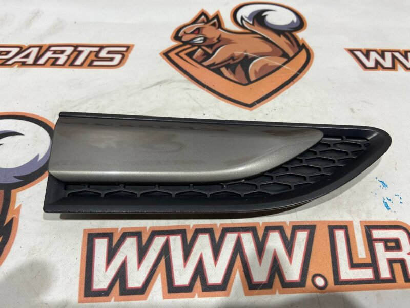 LR058535 Wing grille right Land Rover Discovery Sport L550 (2015-) used cost 75 € in stock 1 pcs.