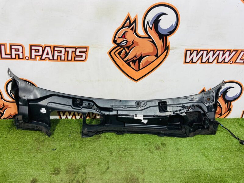 LR111638 Plastic under the windshield (jabot) Land Rover Discovery Sport L550 (2015-) Used cost  € in stock 1 pcs.