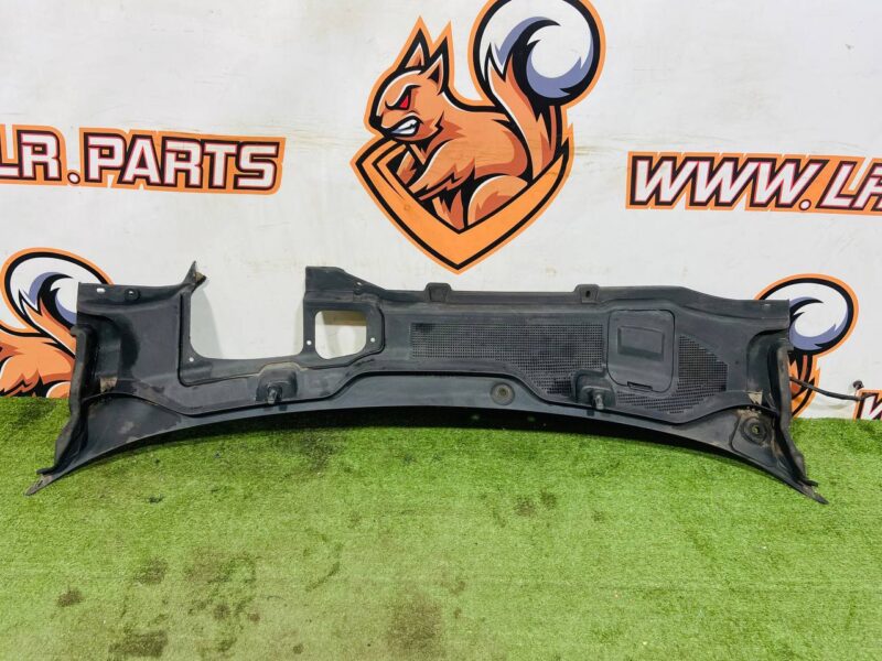 LR111638 Plastic under the windshield (jabot) Land Rover Discovery Sport L550 (2015-) Used cost  € in stock 1 pcs.