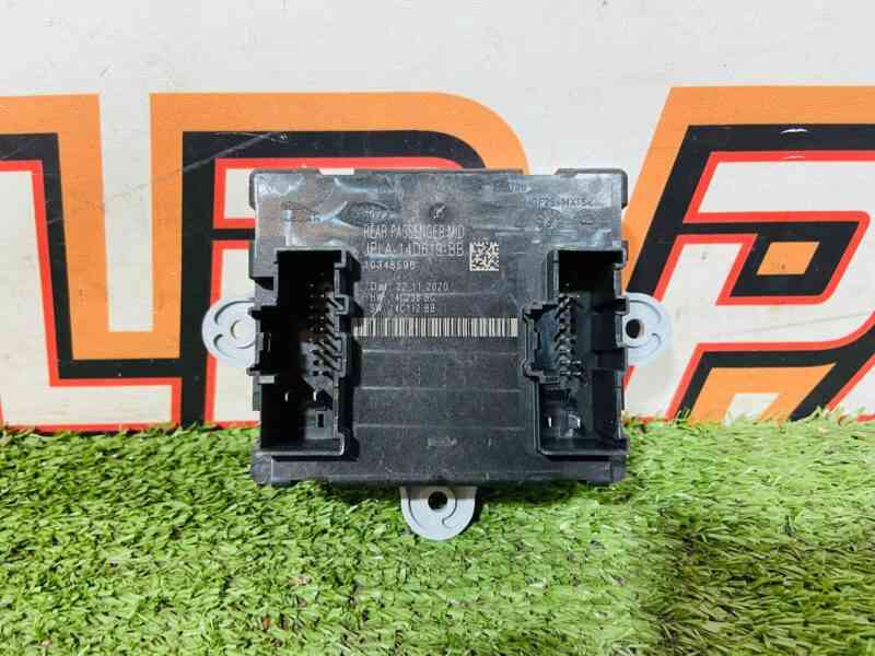 LR113212 Comfort unit door rear passenger side Land Rover Discovery 5 L462 (2017-) Used cost 46 € in stock 1 pcs.