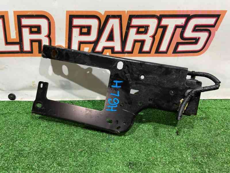LR117328 Radiator mount support left Land Rover Discovery Sport L550 (2015-) Used cost 70 € in stock 4 pcs.