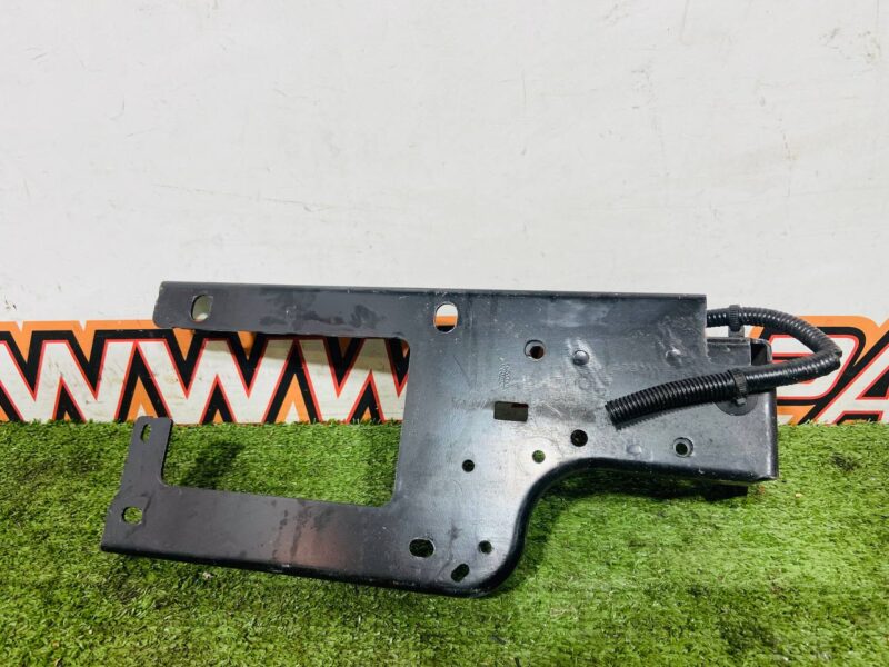 LR117328 Radiator mount support left Land Rover Discovery Sport L550 (2015-) Used cost 70 € in stock 4 pcs.