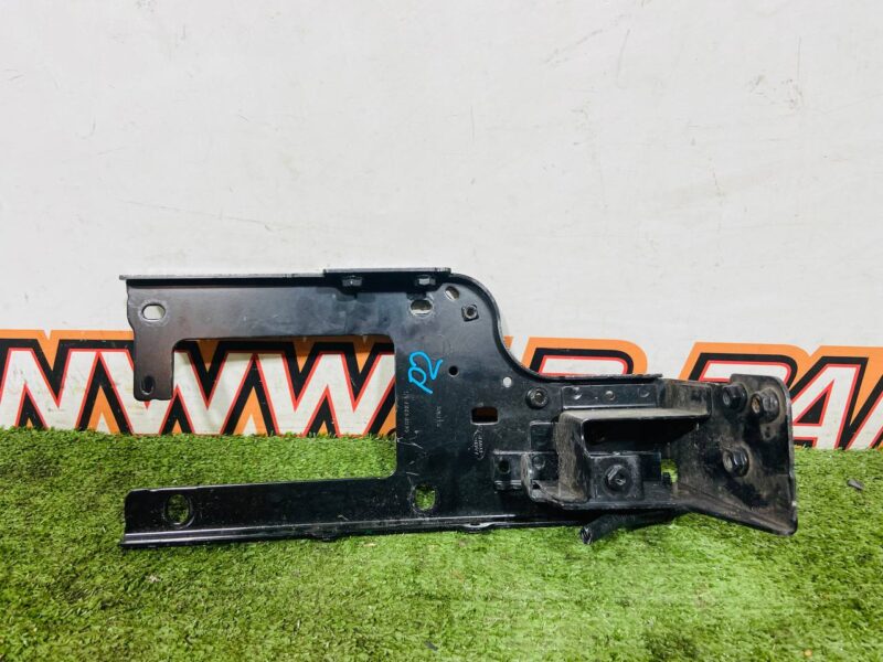 LR117328 Radiator mount support left Land Rover Discovery Sport L550 (2015-) Used - Image 12