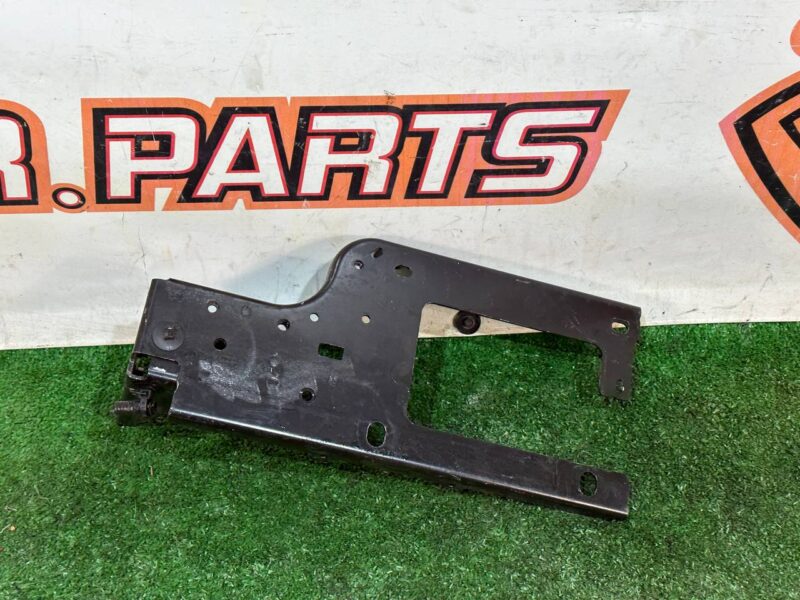 LR117328 Radiator mount support left Land Rover Discovery Sport L550 (2015-) Used cost 70 € in stock 4 pcs.