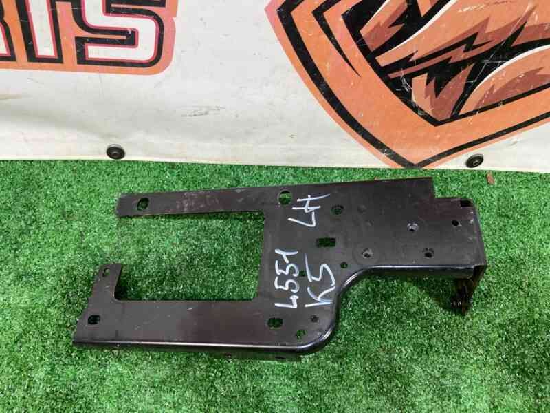 LR117328 Radiator mount support left Land Rover Discovery Sport L550 (2015-) Used cost 70 € in stock 4 pcs.