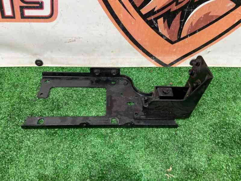 LR117328 Radiator mount support left Land Rover Discovery Sport L550 (2015-) Used cost 70 € in stock 4 pcs.