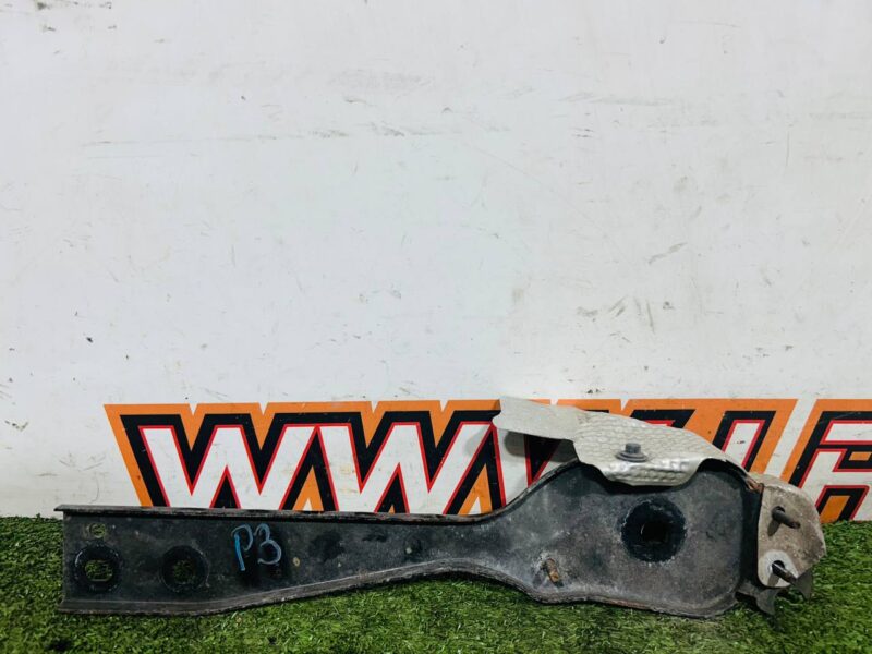 LR126220 Rear beam bracket right Land Rover Discovery Sport L550 (2015-) Used cost  € in stock 1 pcs.