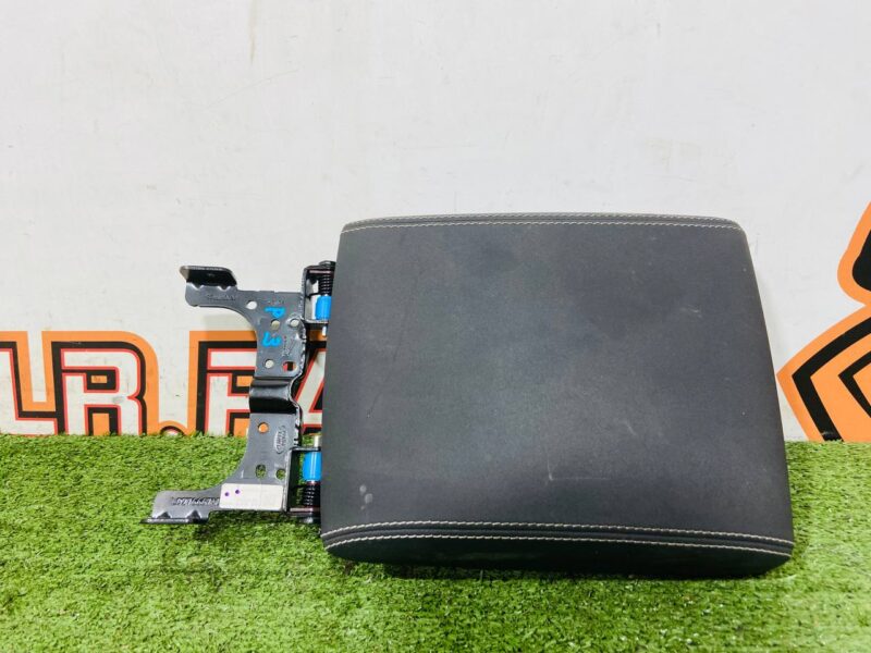 LR132776 Armrest Land Rover Discovery Sport L550 (2015-) Used cost 100 € in stock 1 pcs.