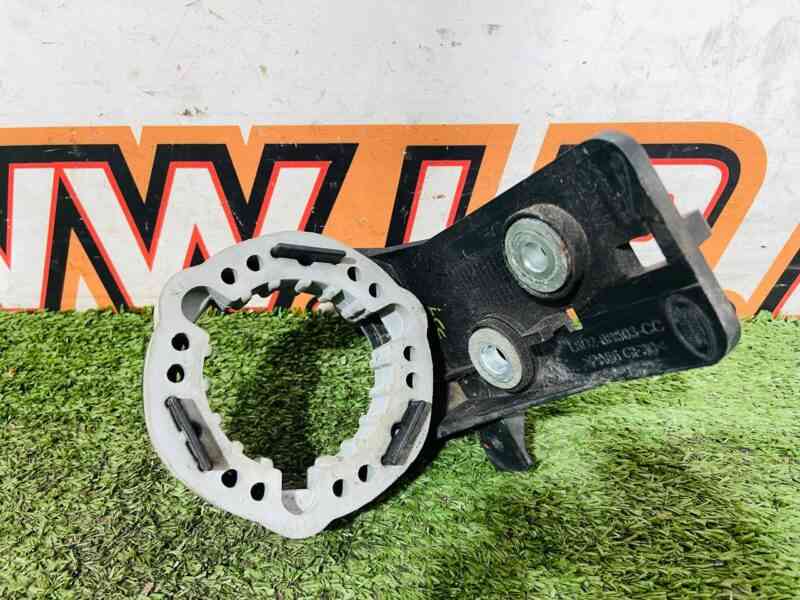 LR135149 Water pump bracket left Land Rover Discovery Sport L550 (2015-) Used cost  € in stock 1 pcs.