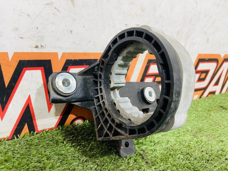 LR135149 Water pump bracket left Land Rover Discovery Sport L550 (2015-) Used cost  € in stock 1 pcs.
