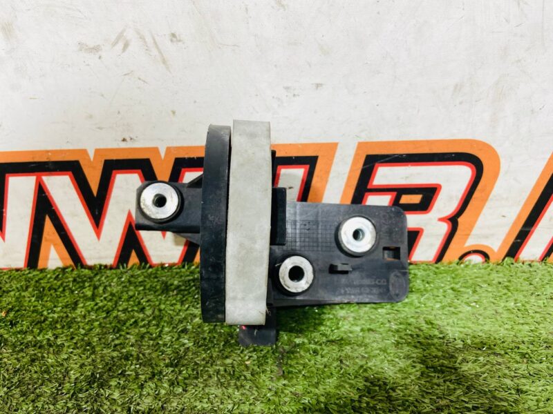 LR135149 Water pump bracket left Land Rover Discovery Sport L550 (2015-) Used cost  € in stock 1 pcs.