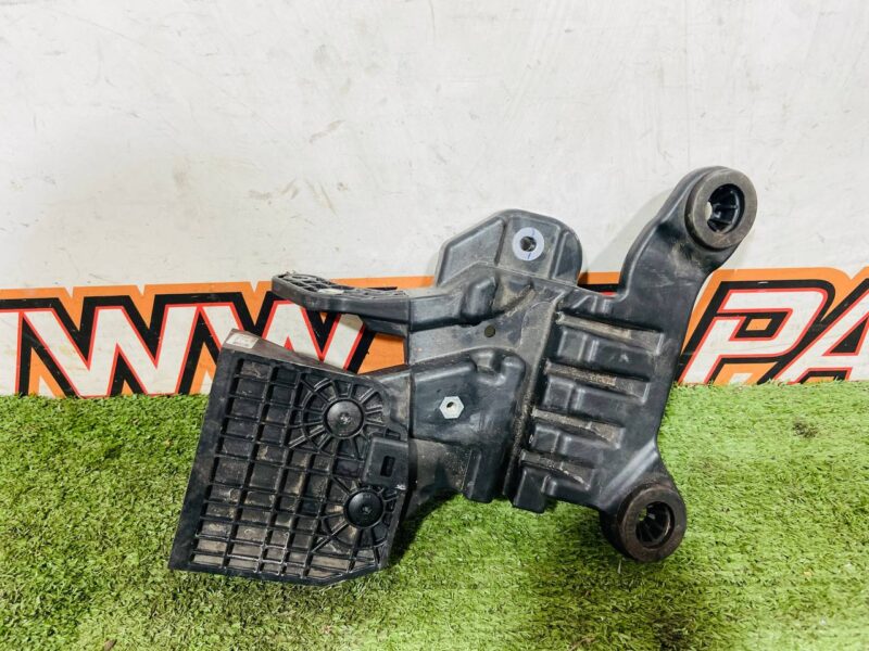 LR135189 Water pump bracket Land Rover Discovery Sport L550 (2015-) Used cost  € in stock 1 pcs.