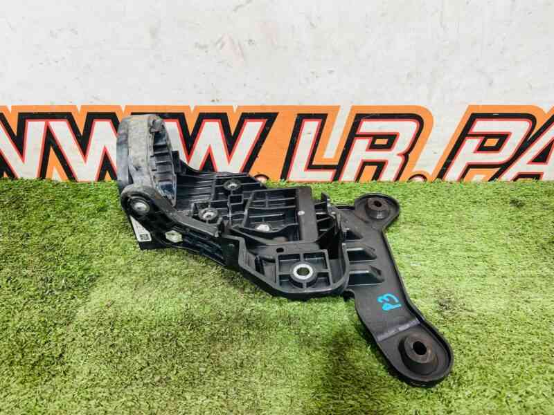 LR135189 Water pump bracket Land Rover Discovery Sport L550 (2015-) Used cost  € in stock 1 pcs.