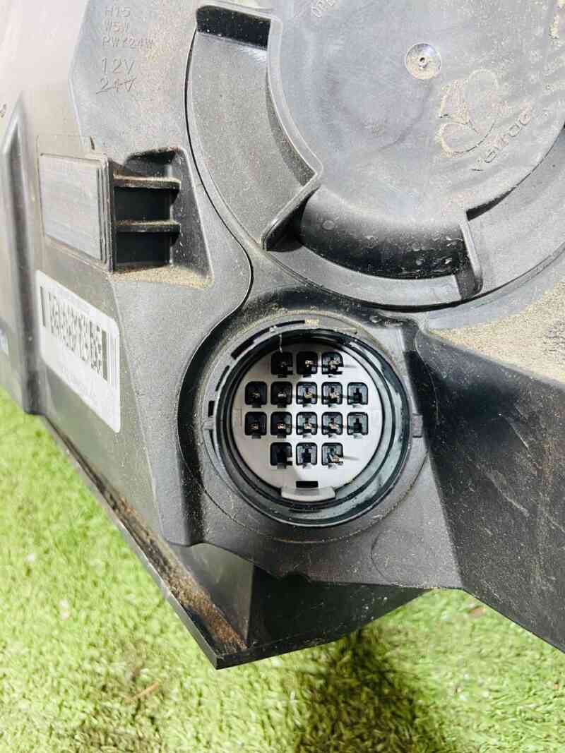 LR137223 Right halogen headlight Land Rover Discovery Sport L550 (2015-) Used cost 350 € in stock 1 pcs.