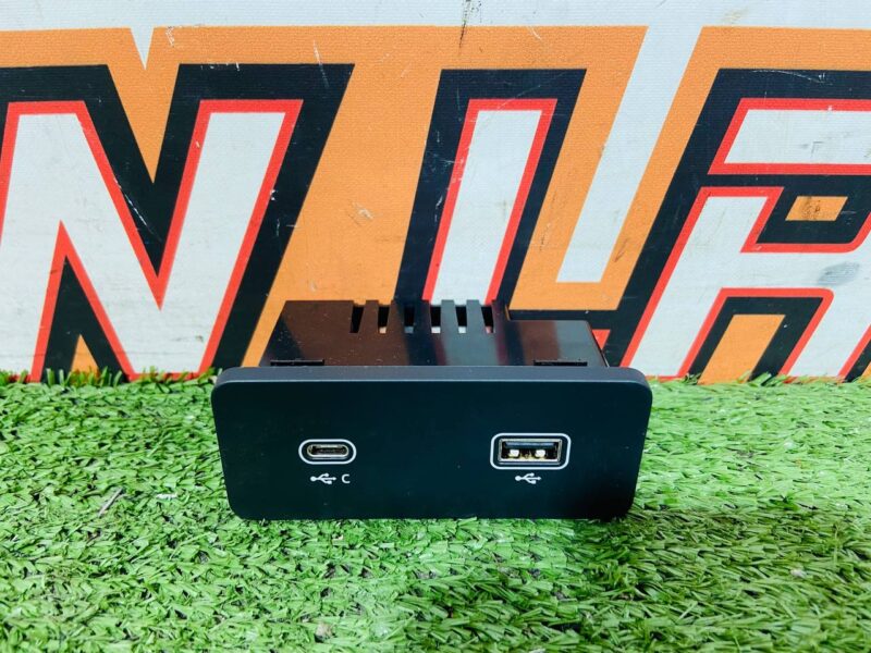 LR161829 Land Rover Discovery 5 L462 (2017-) Center Console Audio Interface Used cost 50 € in stock 2 pcs.