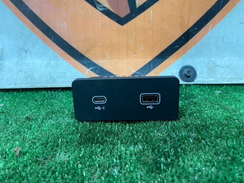 LR161829 Land Rover Discovery 5 L462 (2017-) Center Console Audio Interface Used cost 50 € in stock 2 pcs.