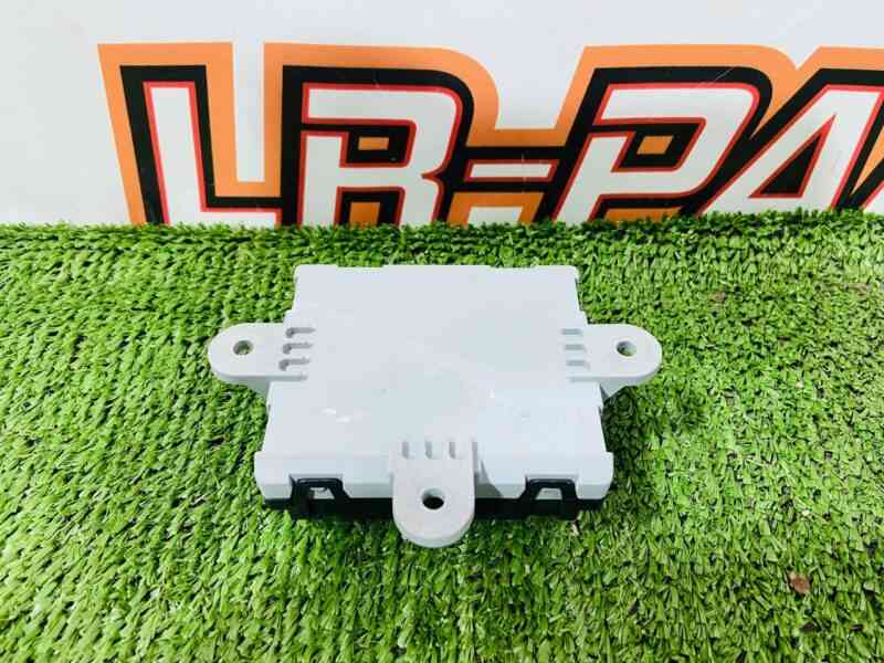T4A14036 Rear passenger door comfort unit Jaguar F-Pace X761 (2017-) USED cost 75 € in stock 1 pcs.