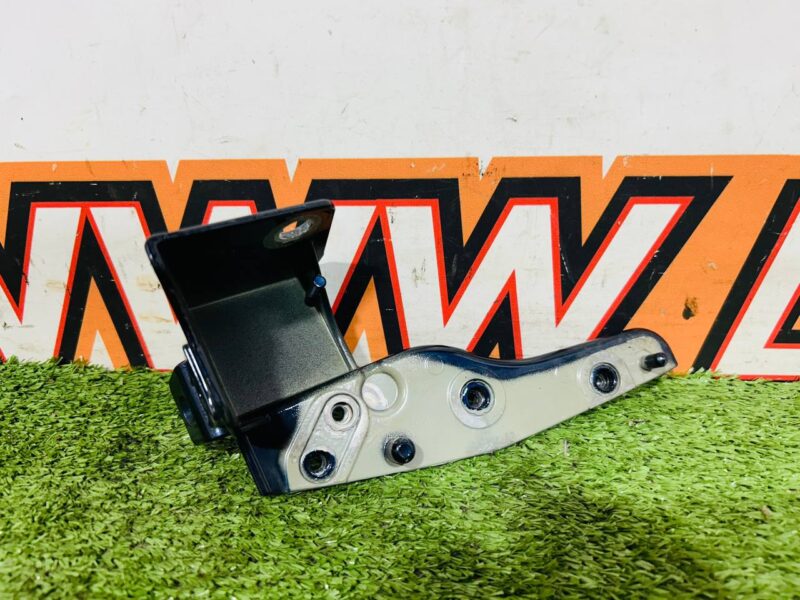 T4A15483 Right wing mounting bracket Jaguar F-Pace X761 (2017-) Used - Image 17